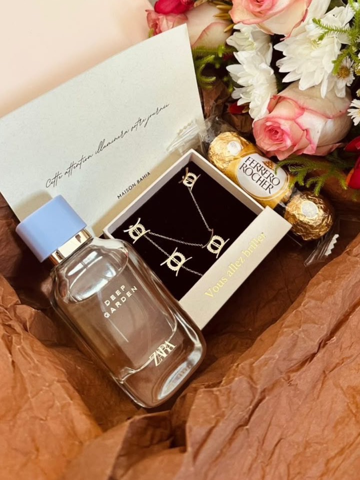 Box Mon Soleil : parure dorée, parfum, chocolats et bouquet de roses